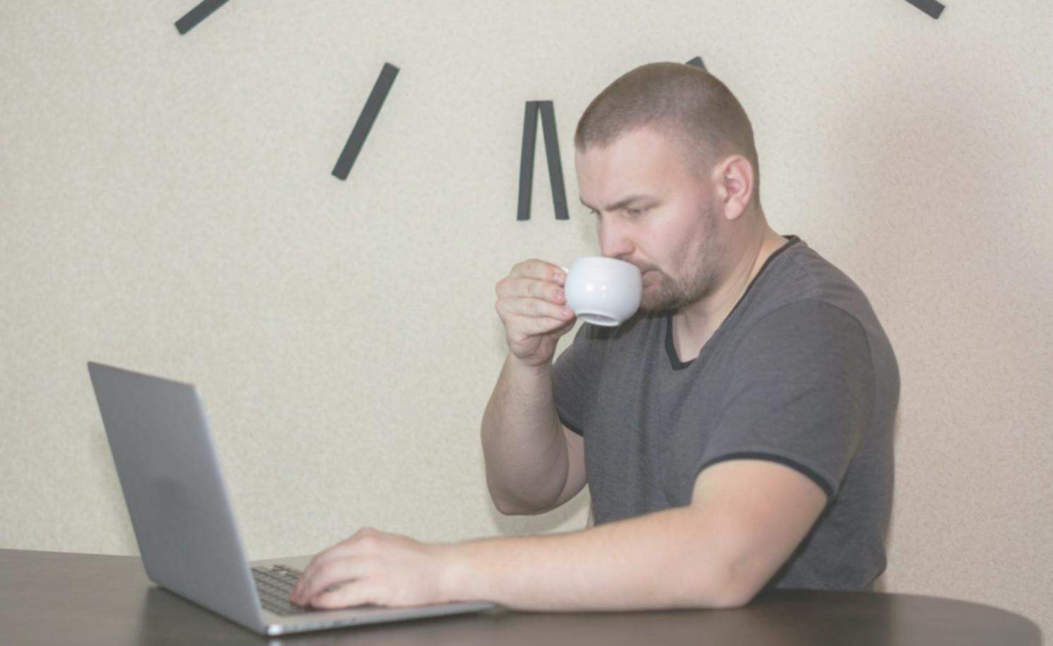 Studenten arbeiten gemeinsam an Franchise-Projekten